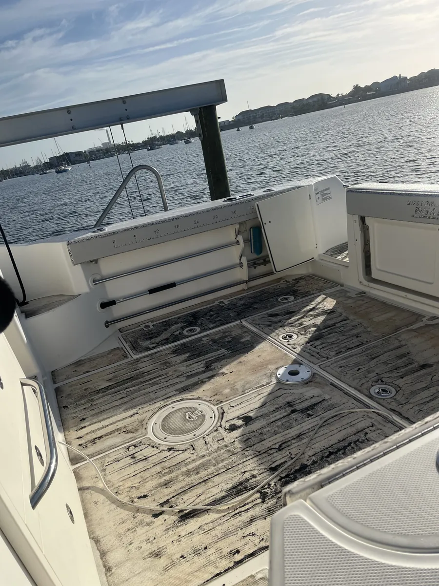 32ft Whaler deck worn down before Deck Armor